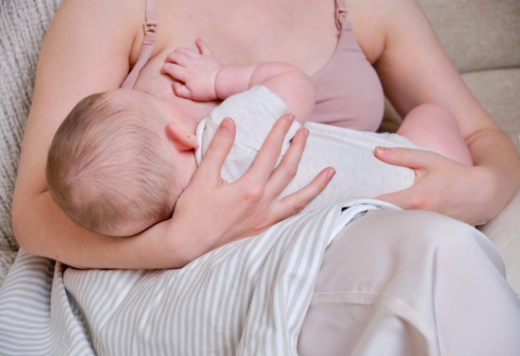 Moeder die borstvoeding geeft aan baby